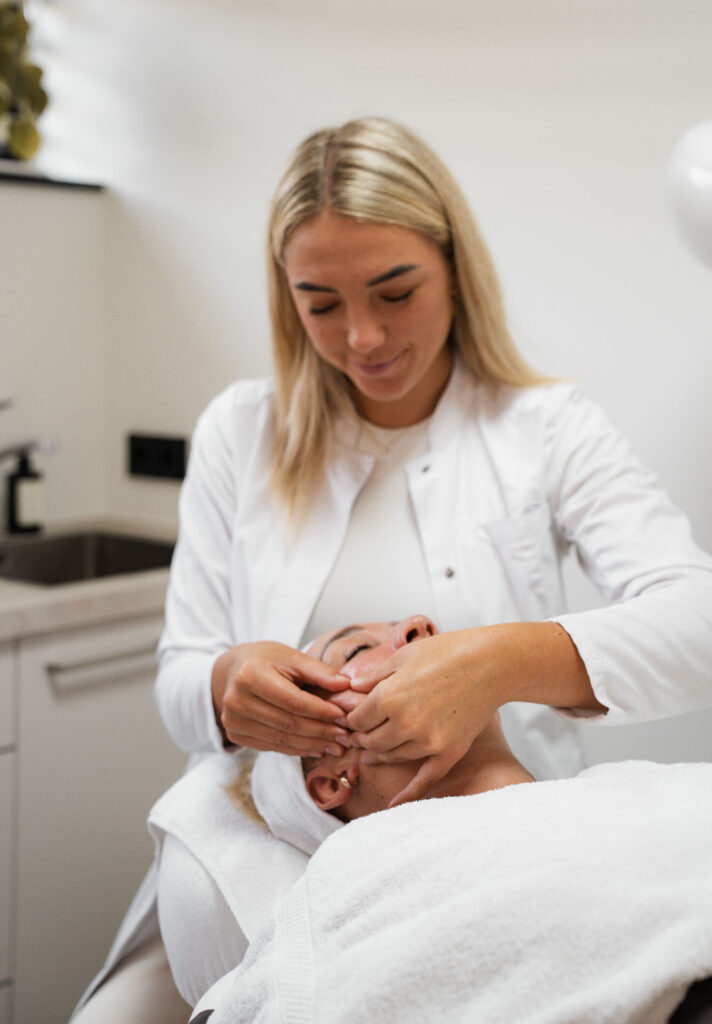 Bindweefselmassage gezicht bij huidtherapeut