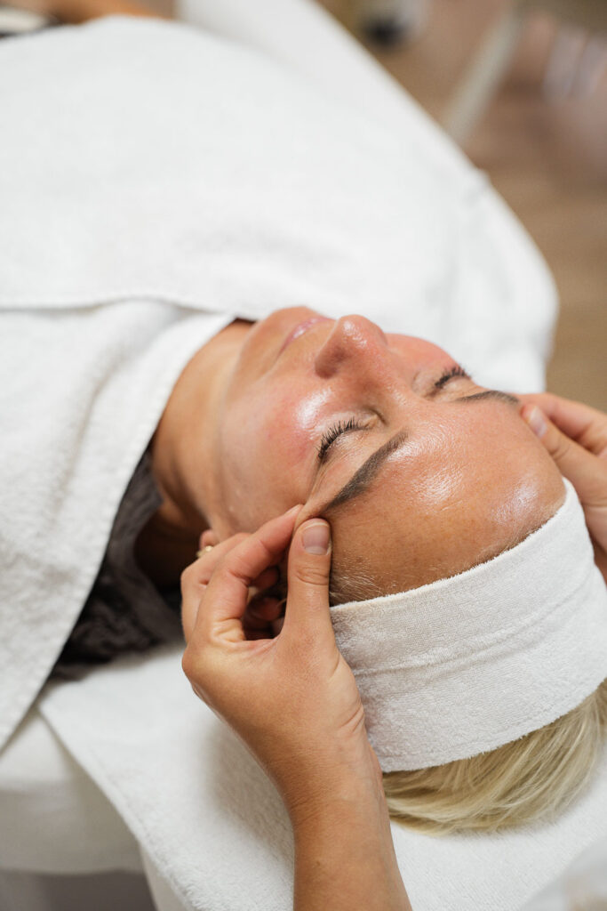Bindweefselmassage gezicht bij huidtherapeut