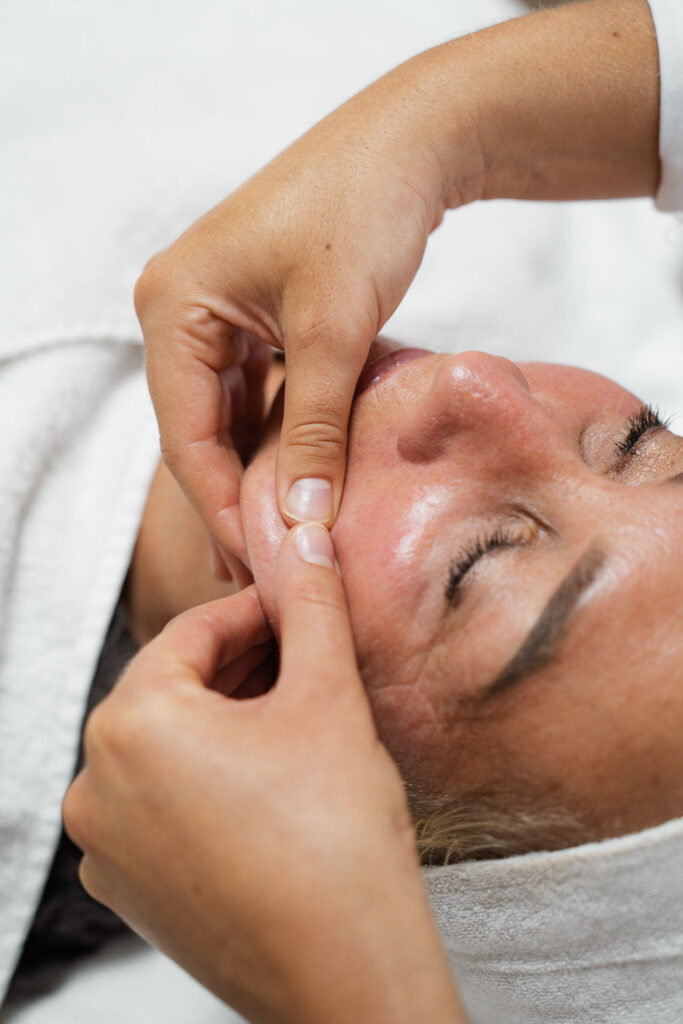 Bindweefselmassage gezicht behandeling